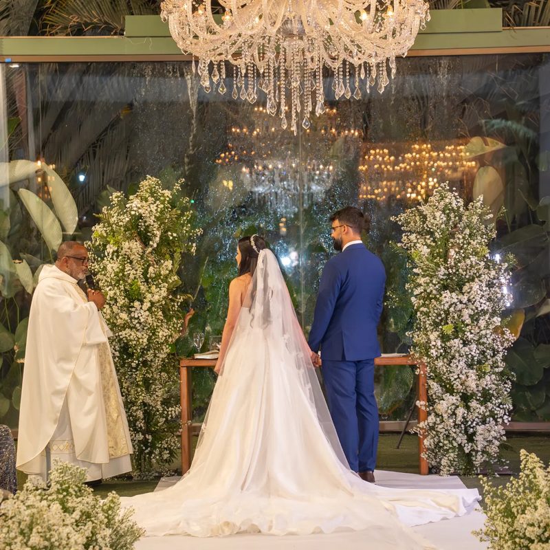 Cerimônia religiosa sob os lustres de cristal