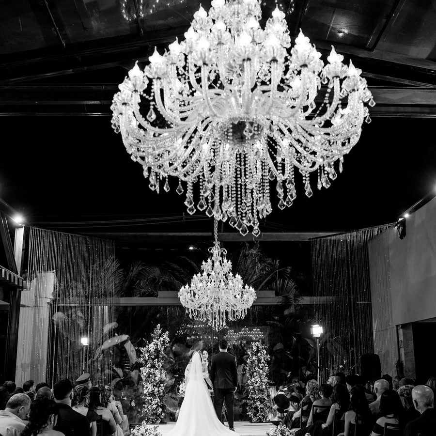 Entrada da noiva sob os lustres de cristal