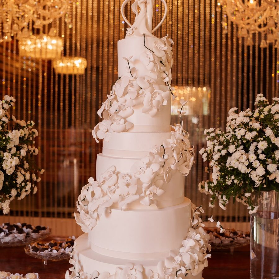 Bolo de casamento na mesa de doces