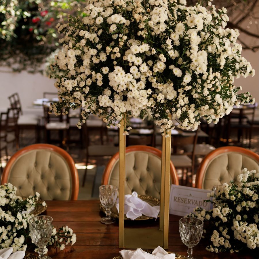Arranjo de flores sobre a mesa dos convidados